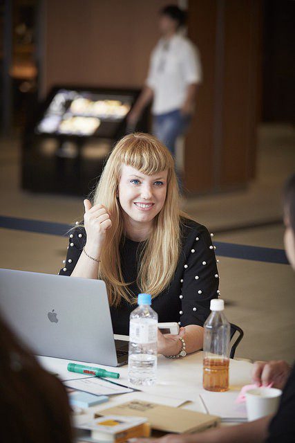 2050年、生死の境目はより曖昧になり、私たちはデジタルの遺骨を弔う。